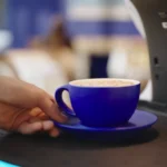 T11 Delivery Promo Robot Serveert Koffie